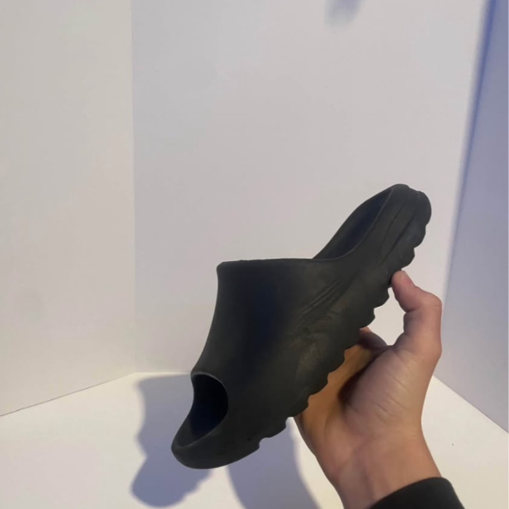 Size 8 Yeezy slides